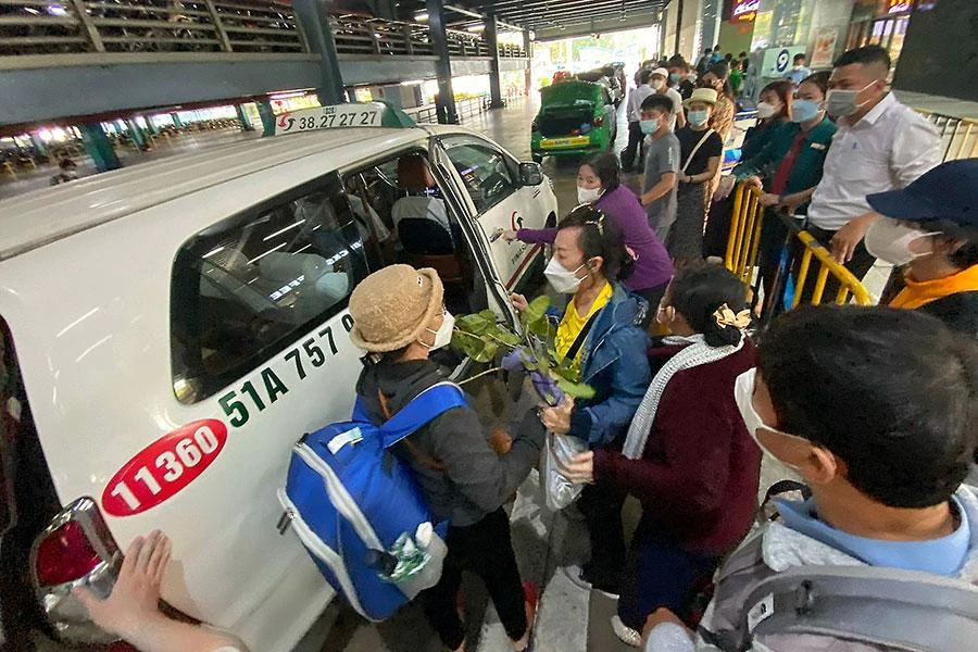 Các hãng xe đang gặp không ít khó khăn do giá xăng dầu liên tiếp xô đổ mọi kỷ lục. Ảnh: HOÀNG GIANG