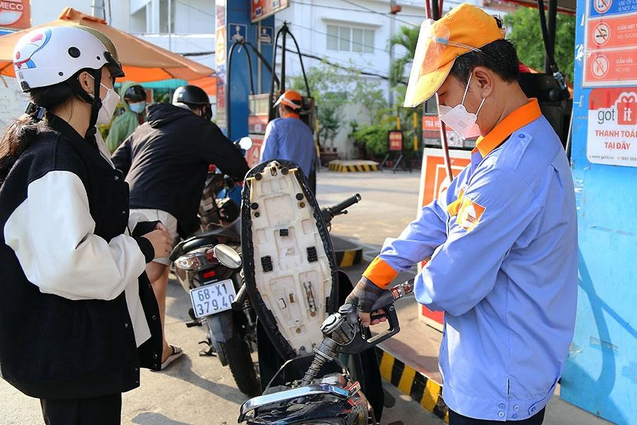 Từ đầu năm đến nay, xăng dầu trong nước đã trải qua 12 kỳ tăng giá, hiện giá xăng A95 đã tăng vọt lên mốc 32.370 đồng/lít. Ảnh: HOÀNG GIANG