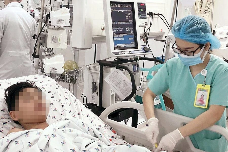 Bé trai 15 tuổi mắc sốt xuất huyết nặng từng có tiền sử mắc COVID-19 điều trị tại BV Nhi đồng Thành phố. Ảnh: BSCC