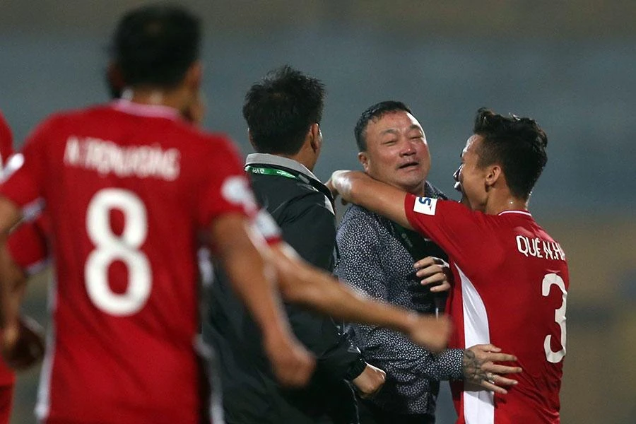 Cầu thủ Viettel tri ân HLV Trương Việt Hoàng sau chức vô địch V-League. Ảnh: ND