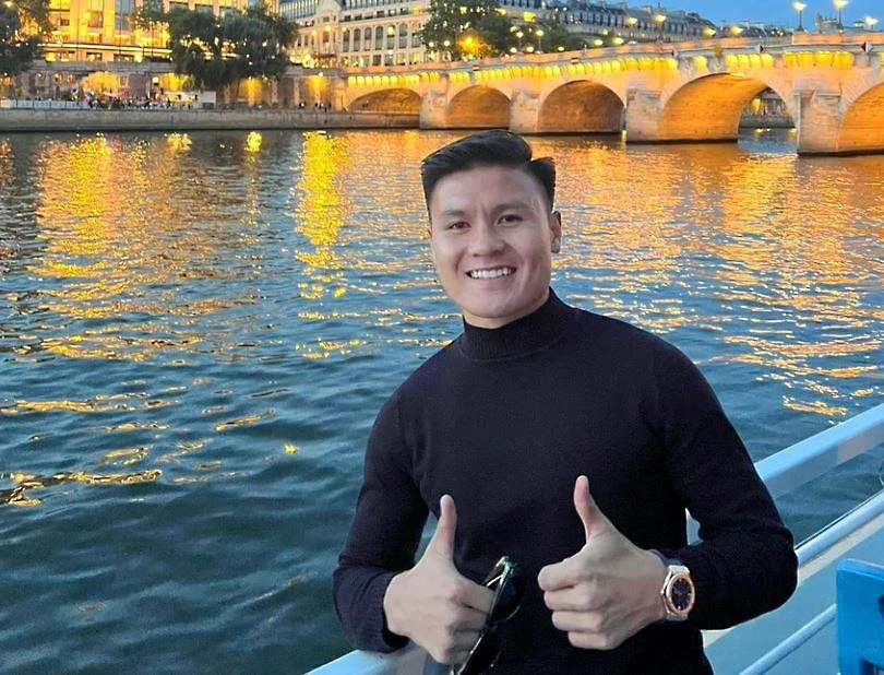 Quang Hải khoe ảnh chụp tại Pháp. Ảnh: FBNV