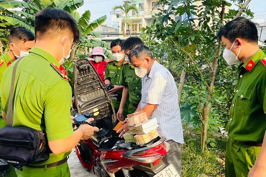 Cơ quan chức năng tỉnh An Giang hồi tháng 1-2022 bắt quả tang một vụ mua bán vàng nhập lậu, thu giữ số lượng lớn vàng lậu và ngoại tệ. Ảnh: NT - MP