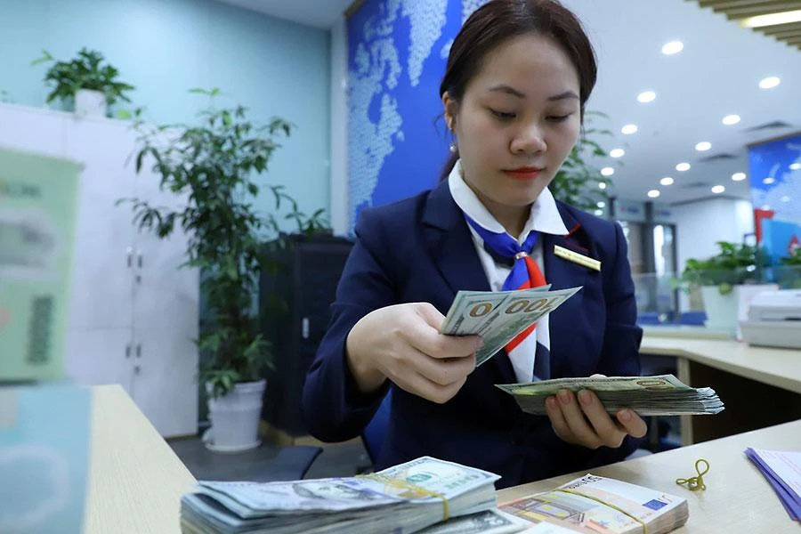 Một số ngân hàng cho biết sẽ kiểm soát chặt chẽ hơn việc chuyển tiền ra nước ngoài. Ảnh: TL