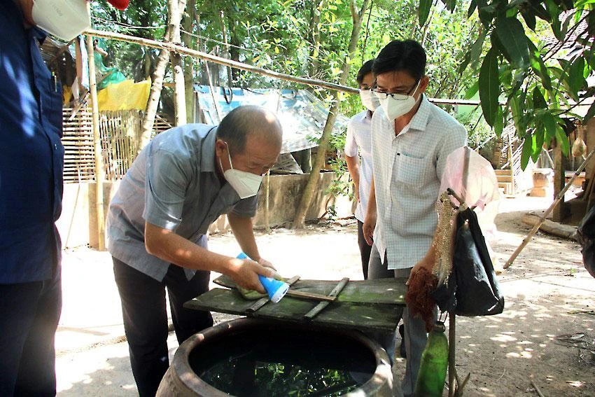 Ông Đoàn Tấn Bửu, Phó Chủ tịch UBND tỉnh Đồng Tháp, kiểm tra công tác phòng chống bệnh sốt xuất huyết tại xã Thường Phước 1, huyện Hồng Ngự. Ảnh: VIỆT TIẾN Ông Đoàn Tấn Bửu, Phó Chủ tịch UBND tỉnh Đồng Tháp, kiểm tra công tác phòng chống bệnh sốt xuất huyết tại xã Thường Phước 1, huyện Hồng Ngự. Ảnh: VIỆT TIẾN