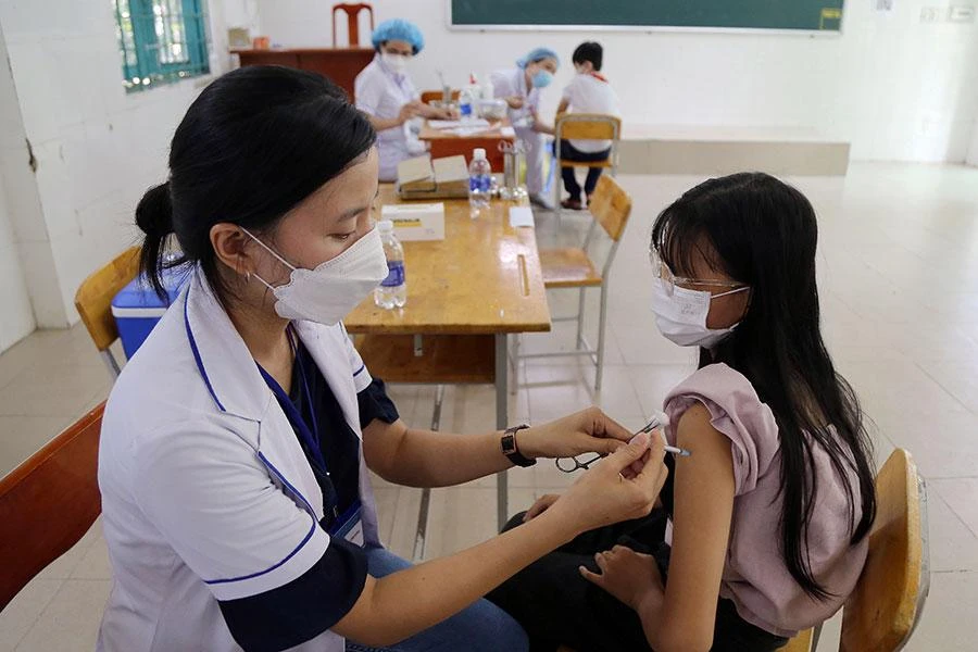 Tiêm vaccine phòng COVID-19 cho trẻ lớp 6 tại phường Hiệp Bình Chánh, TP Thủ Đức, TP.HCM. Ảnh: HOÀNG GIANG