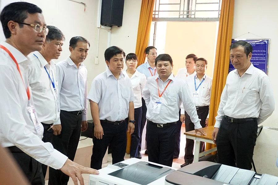 Thứ trưởng Bộ GD&amp;ĐT Nguyễn Văn Phúc (bìa trái) cùng đoàn công tác kiểm tra công tác chuẩn bị thi tốt nghiệp THPT tại TP.HCM vào ngày 4-7. Ảnh: NGUYỄN QUYÊN