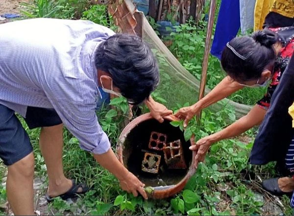 Người dân quận 12 (TP.HCM) diệt lăng quăng, phòng ngừa sốt xuất huyết. Ảnh: TRẦN NGỌC Người dân quận 12 (TP.HCM) diệt lăng quăng, phòng ngừa sốt xuất huyết. Ảnh: TRẦN NGỌC