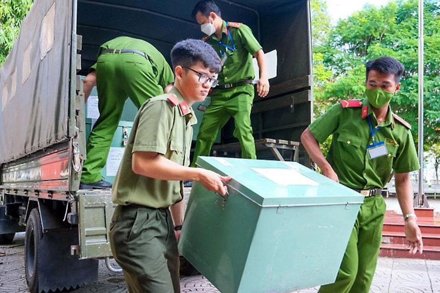 Từ nơi in sao đến các điểm thi, xe chở đề thi không dừng, đỗ và luôn có công an giám sát. Ảnh: TT