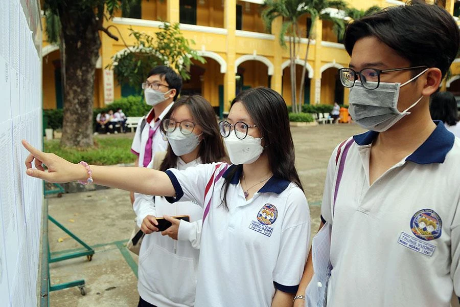 Thí sinh xem danh sách phòng thi và số báo danh tại điểm thi Trường THPT Trưng Vương, quận 1, TP.HCM. Ảnh: HOÀNG GIANG