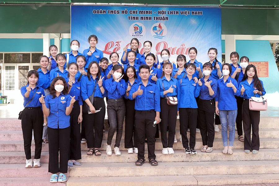 Lực lượng tình nguyện viên “Tiếp sức mùa thi” của Trường ĐH Nông Lâm - Phân hiệu Ninh Thuận tại lễ ra quân. Ảnh: NÚI XANH