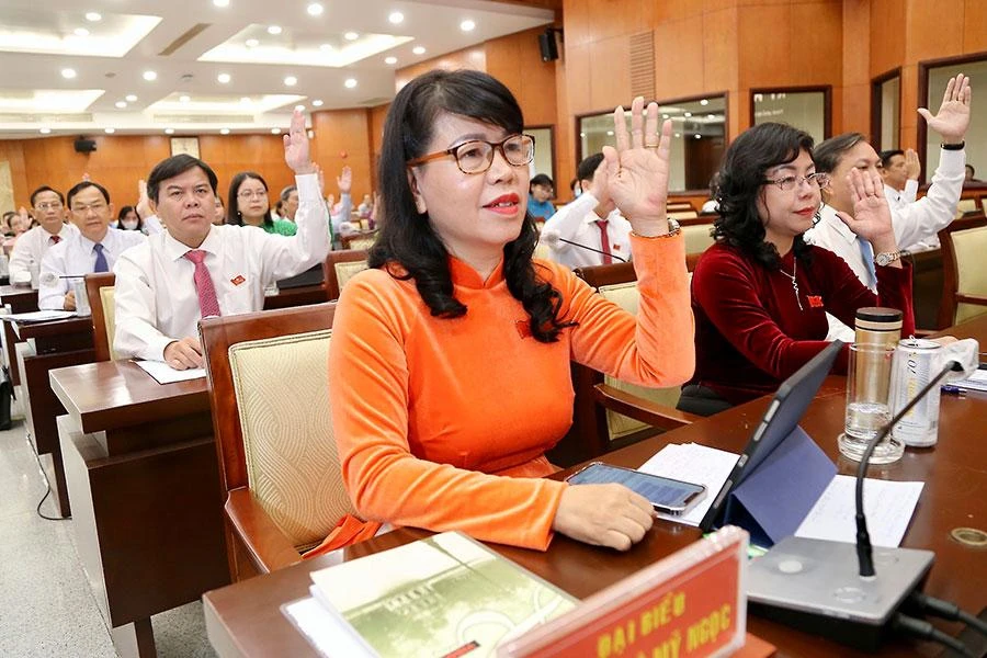 Đại biểu HĐND TP.HCM biểu quyết thông qua 40 quyết sách quan trọng tại kỳ họp lần này. Ảnh: HOÀNG GIANG