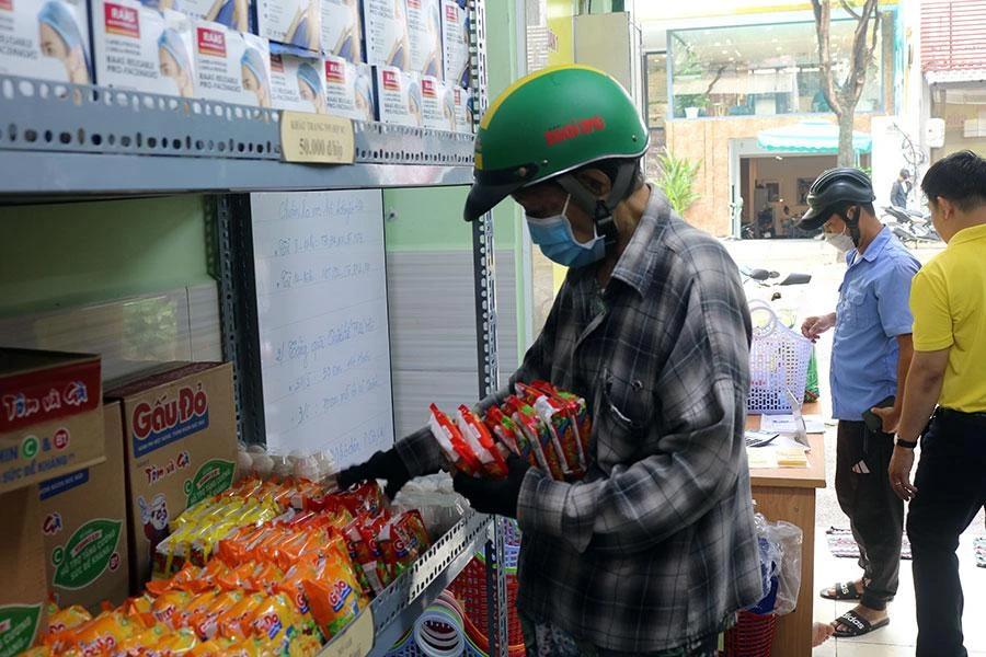 Người dân mua hàng tại cửa hàng an sinh quận 1. Ảnh: NGỌC TRĂM Người dân mua hàng tại cửa hàng an sinh quận 1. Ảnh: NGỌC TRĂM