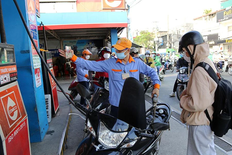 Giá xăng dầu tăng tác động đẩy giá nhiều nhóm hàng hóa, dịch vụ tăng theo. Ảnh: HOÀNG GIANG