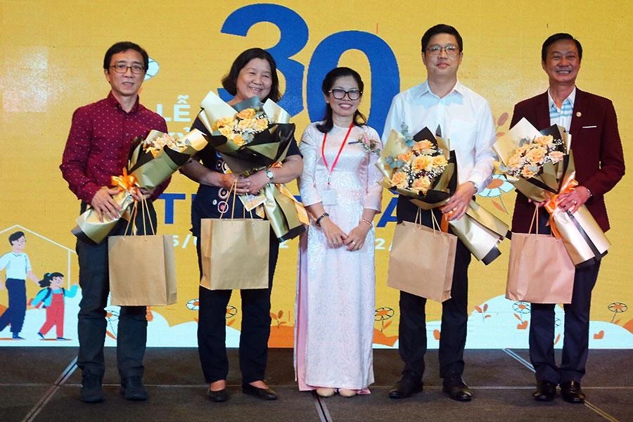 Bà Lê Thị Ngân, Giám đốc điều hành cơ sở bảo trợ xã hội Thảo Đàn, tặng quà kỷ niệm cho các nhà đồng hành. Ảnh: TÚ NGÂN