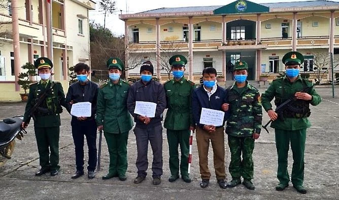Ba đối tượng trong chuyên án A1221.2 bị lực lượng bộ đội biên phòng bắt giữ. Ảnh: LÊ ĐỒNG