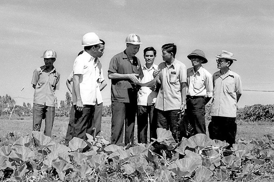 Đồng chí Mai Chí Thọ, Ủy viên Ban chấp hành Trung ương Đảng, Phó Bí thư Thành ủy, Phó Chủ tịch UBND TP.HCM, làm việc với cán bộ, hội viên nông dân tại vườn rau Tân Thắng, quận Tân Bình. Ảnh: Trung tâm Thông tin triển lãm TP.HCM