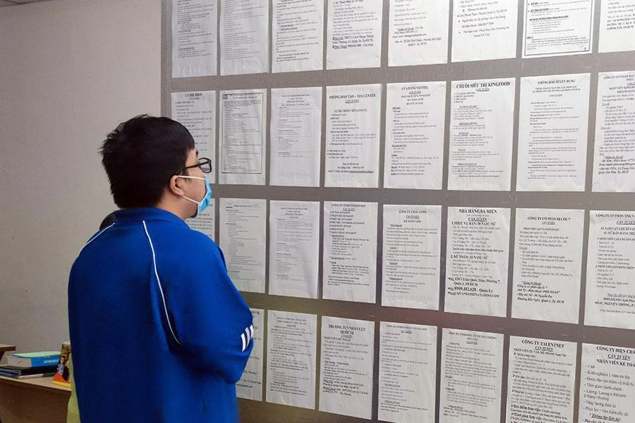 Người lao động đang tìm việc làm tại Trung tâm Dịch vụ việc làm Thanh niên (TP.HCM). Ảnh: NGUYỄN HIỀN