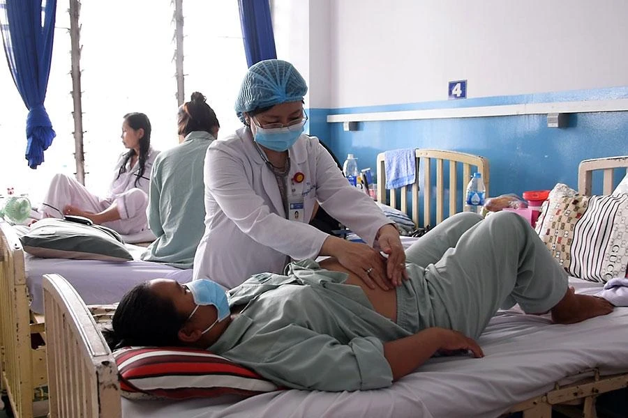 TS-BS Nguyễn Thị Cẩm Hường, Phó Trưởng Khoa nhiễm C BV Bệnh nhiệt đới TP.HCM, đang thăm khám cho một thai phụ. Ảnh: HOÀNG LAN