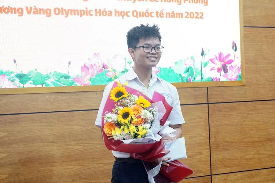 Nguyễn Việt Phong đã nhận được 150 triệu đồng tiền thưởng từ Sở GD&amp;ĐT TP.HCM. Ảnh: NGUYỄN QUYÊN