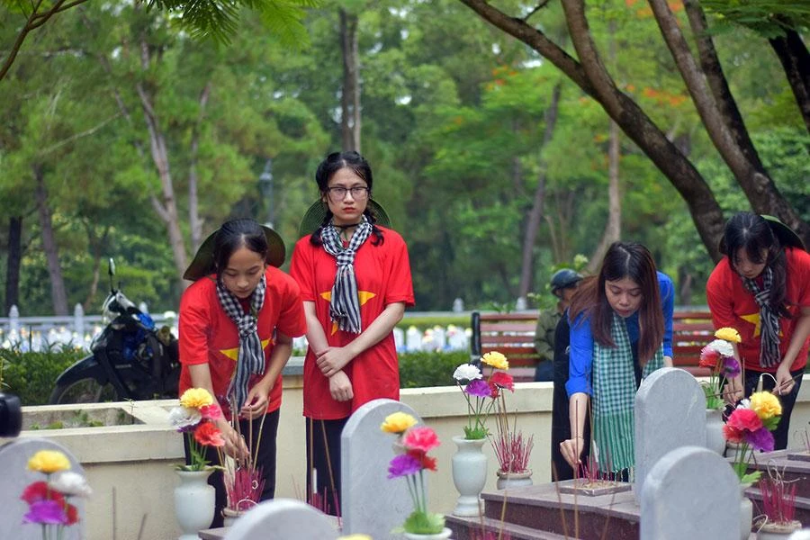 Người dân đến thăm viếng Nghĩa trang liệt sĩ quốc gia Trường Sơn. Ảnh: NGUYỄN DO