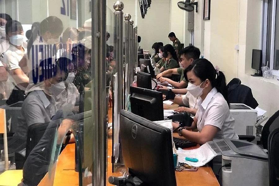 Người dân đang làm thủ tục cấp hộ chiếu mẫu mới. Ảnh: UYÊN TRANG