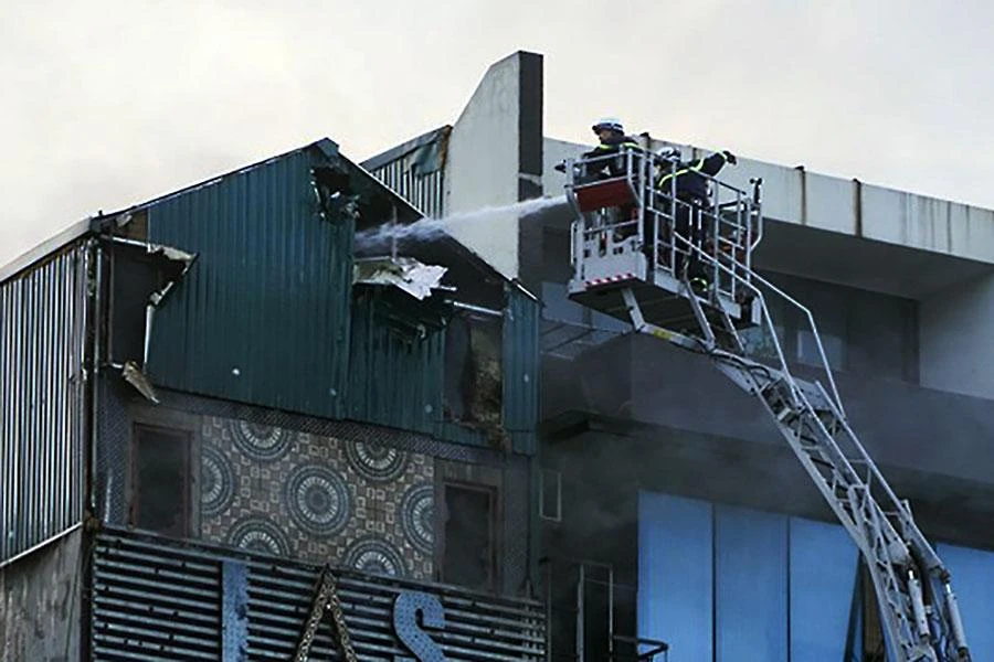 Lúc 18 giờ, lực lượng chức năng tiếp tục phun nước do khói vẫn âm ỉ bốc lên.