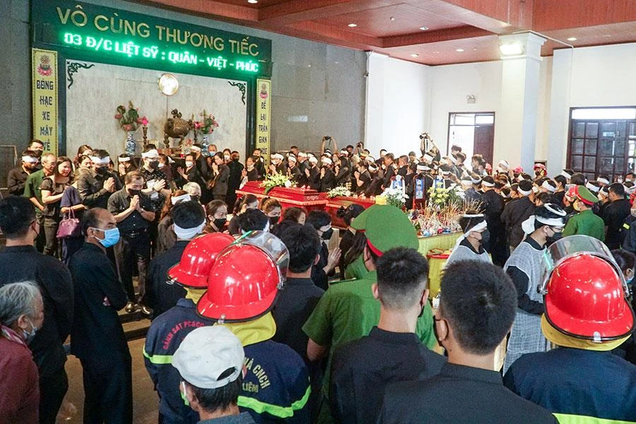 Người thân, đồng đội tại lễ di quan vào sáng 5-8 ở Nhà tang lễ BV 19-8. Ảnh: PHI HÙNG