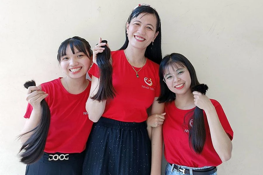 Cô Minh Tâm tham gia hoạt động hiến tóc tặng bệnh nhân ung thư và vận động học sinh cùng tham gia. Ảnh: NVCC