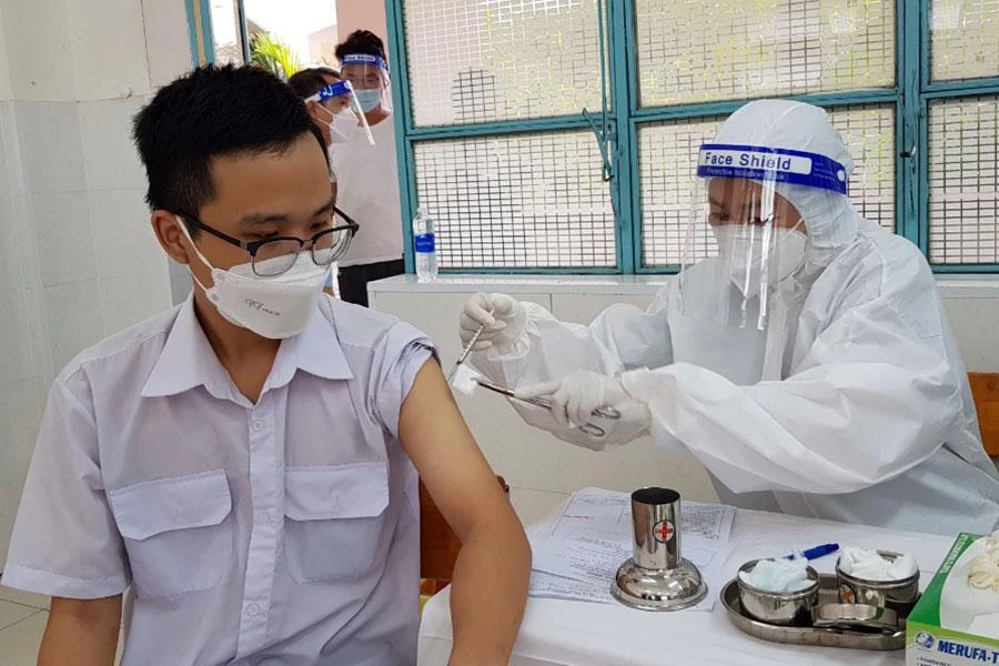 Một trẻ đang được tiêm vaccine ngừa COVID-19. Ảnh: TRẦN NGỌC Một trẻ đang được tiêm vaccine ngừa COVID-19. Ảnh: TRẦN NGỌC