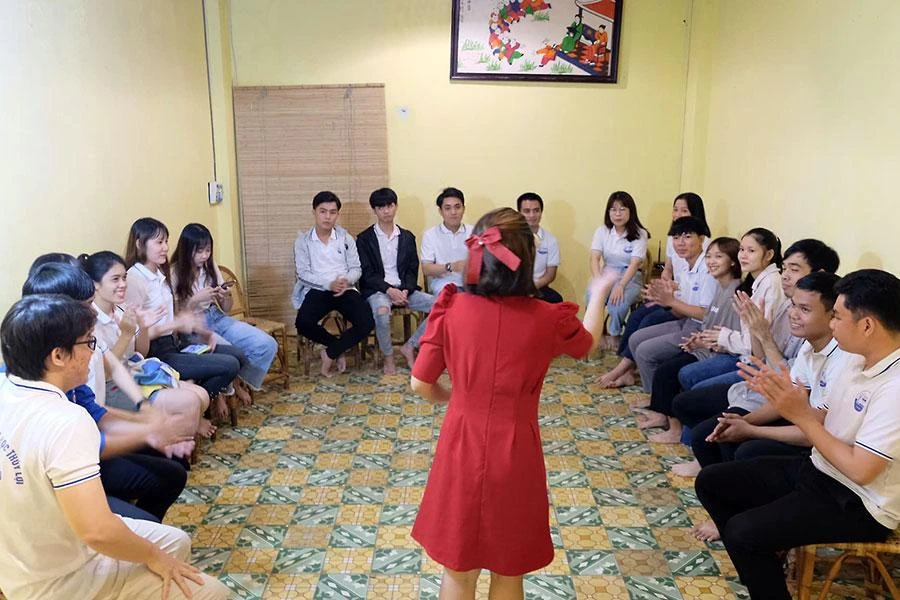 Tác giả (đứng) cùng các bạn sinh viên Trường ĐH Thủy lợi trong chương trình “Về Nhà, đọc sách sẻ chia”. Ảnh: NVCC