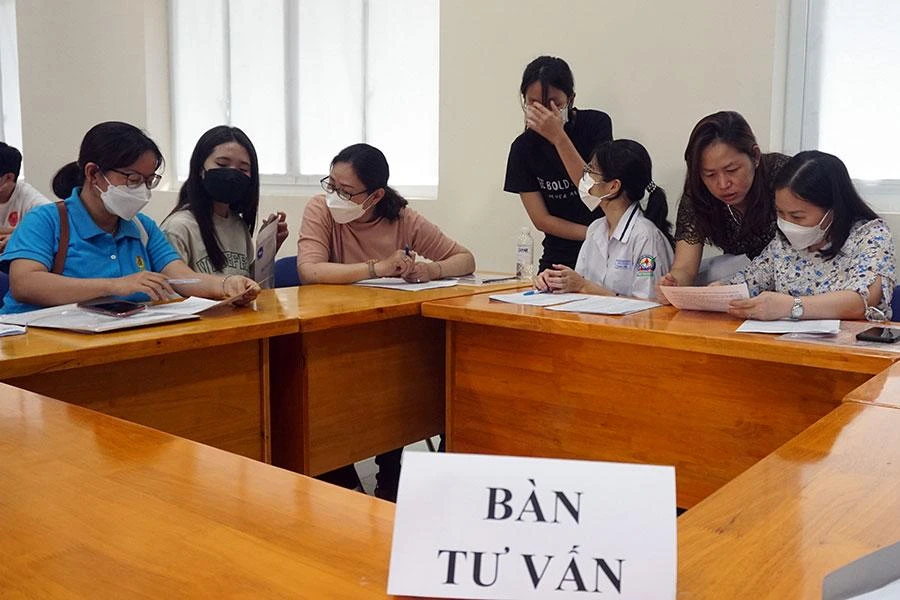 Phụ huynh Trường THPT Bùi Thị Xuân, quận 1 được nhà trường tư vấn chọn lựa tổ hợp môn lớp 10. Ảnh: NGUYỄN QUYÊN