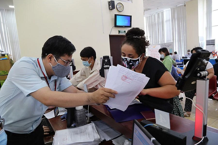 UBND TP.HCM đề nghị các cơ quan, đơn vị có cơ chế khuyến khích người dân, doanh nghiệp đóng góp, hiến kế cải cách hành chính. Ảnh: HOÀNG GIANG