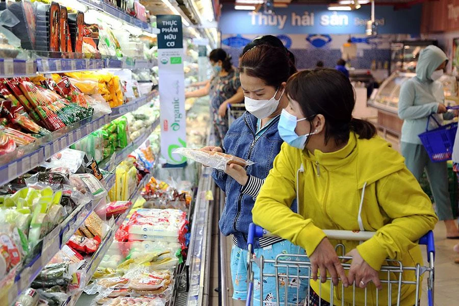 Một số mặt hàng thực phẩm tươi sống bắt đầu hạ nhiệt. Trong ảnh: Người dân mua hàng tại Siêu thị Co.opmart Rạch Miễu, quận Phú Nhuận, TP.HCM. Ảnh: HOÀNG GIANG