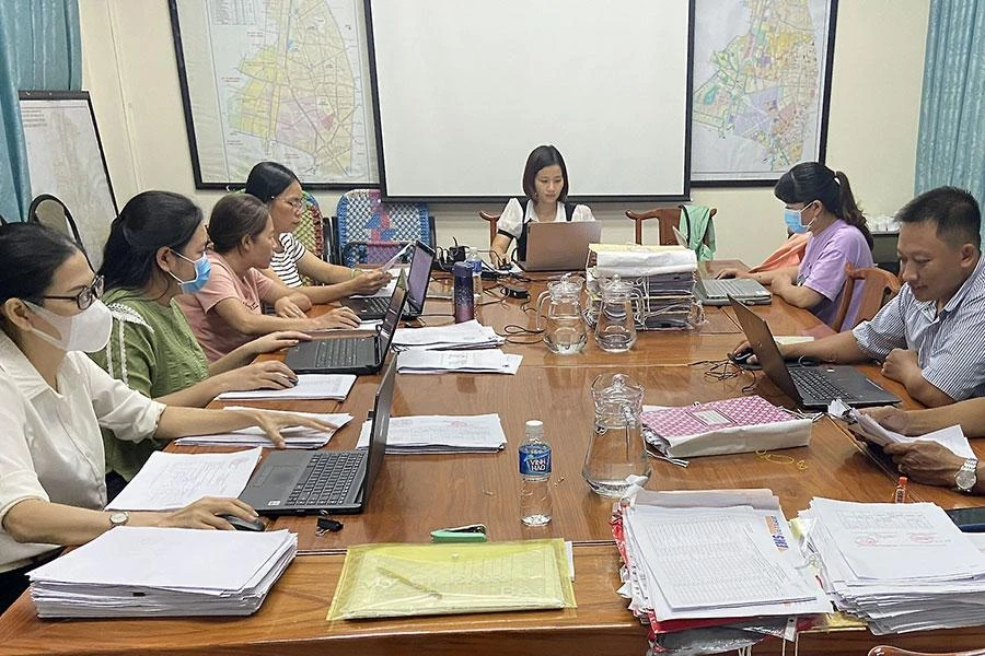 Phòng LĐ-TB&amp;XH quận Bình Tân khẩn trương duyệt hồ sơ doanh nghiệp gửi đến vào ngày cuối (15-8). Ảnh: TL