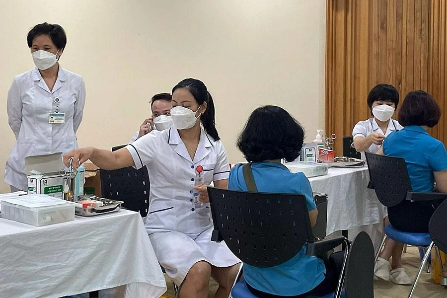 Lương và chế độ phụ cấp đối với viên chức y tế trong hệ thống y tế công lập thấp, nhất là tại các cơ sở y tế dự phòng và y tế cơ sở. Ảnh: NHƯ LOAN Lương và chế độ phụ cấp đối với viên chức y tế trong hệ thống y tế công lập thấp, nhất là tại các cơ sở y tế dự phòng và y tế cơ sở. Ảnh: NHƯ LOAN