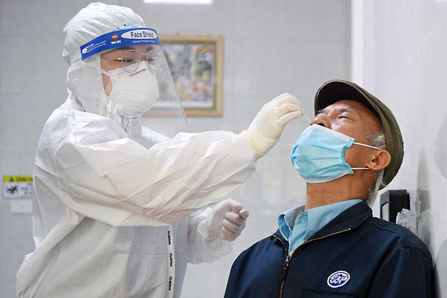 Dịch COVID-19 đã bộc lộ những khó khăn, bất cập của đội ngũ nhân lực y tế cơ sở và y tế dự phòng. Ảnh: NHƯ LOAN Dịch COVID-19 đã bộc lộ những khó khăn, bất cập của đội ngũ nhân lực y tế cơ sở và y tế dự phòng. Ảnh: NHƯ LOAN