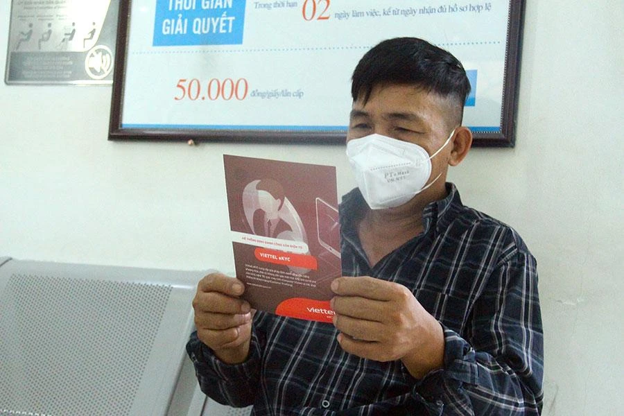 Người dân quận 1 tìm hiểu về hệ thống định danh điện tử tại bộ phận tiếp nhận và trả kết quả của UBND quận 1. Ảnh: LÊ THOA Người dân quận 1 tìm hiểu về hệ thống định danh điện tử tại bộ phận tiếp nhận và trả kết quả của UBND quận 1. Ảnh: LÊ THOA