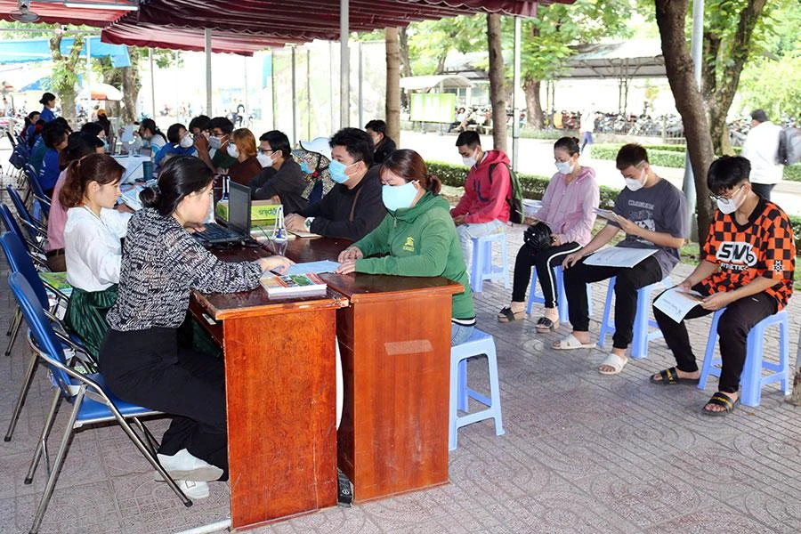 Phụ huynh, thí sinh nộp hồ sơ xét tuyển vào Trường CĐ Kỹ thuật Lý Tự Trọng năm 2022. Ảnh: XUÂN THỊNH