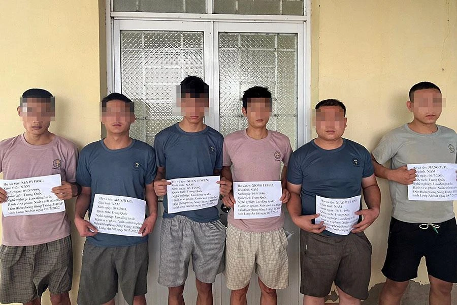 Sáu người vượt biên trái phép sang Campuchia bị Biên phòng tỉnh Long An giữ lại vào ngày 8-7. Ảnh: H.DU