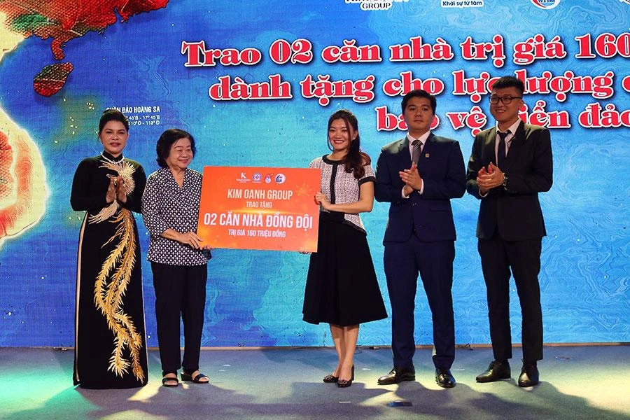 Bà Trương Mỹ Hoa, nguyên Phó Chủ tịch nước, Chủ tịch Quỹ học bổng Vừ A Dính, Chủ nhiệm CLB “Vì Hoàng Sa - Trường Sa thân yêu”, nhận ủng hộ xây nhà đồng đội cho chiến sĩ vùng biển đảo của Kim Oanh Group. Ảnh: HOÀNG LAN