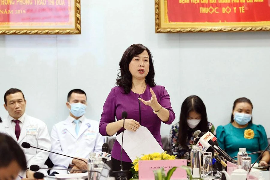 Quyền Bộ trưởng Bộ Y tế làm việc với BV Chợ Rẫy vào chiều 25-8. Ảnh: HOÀNG GIANG