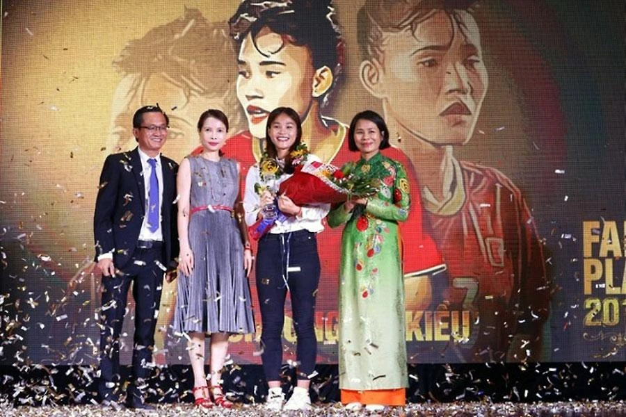 Trung vệ Chương Thị Kiều nhận giải thưởng Fair Play của báo Pháp Luật TP.HCM. Ảnh: NGUYỆT NHI