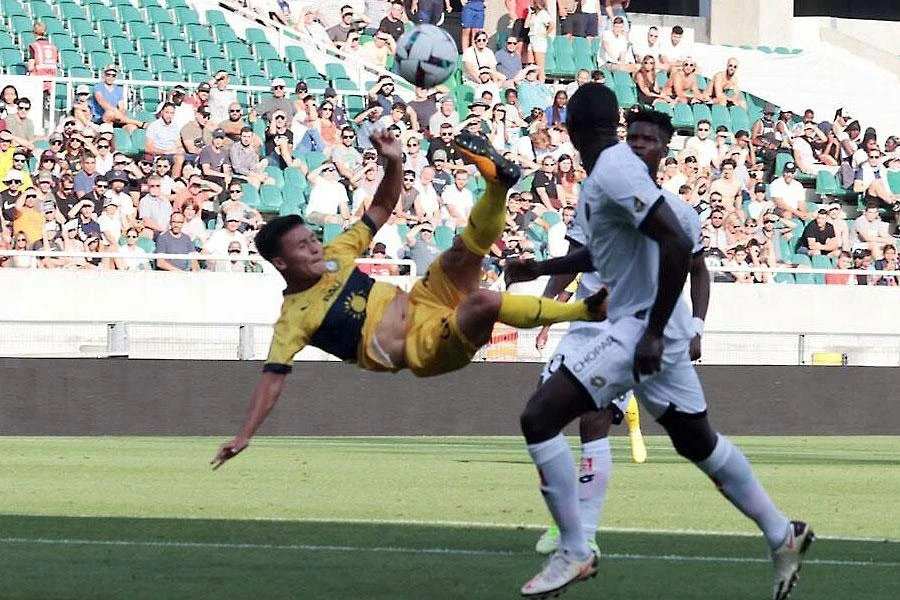 Quang Hải luôn cố gắng trong những trận đấu ở Ligue 2 nhưng Pau FC vẫn chưa biết thắng. Ảnh: AN