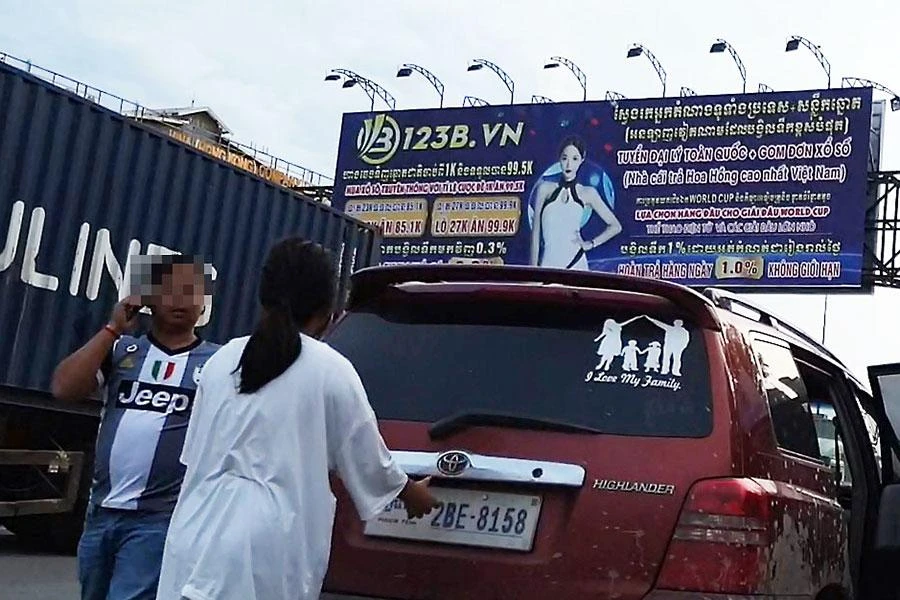 Bé D đi taxi về biên giới để gặp người thân. Ảnh: VK