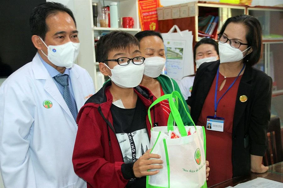 Ban giám đốc BV Nhi đồng 2 tặng quà trung thu cho thiếu niên 15 tuổi vừa ghép thận thành công. Ảnh: THẢO PHƯƠNG