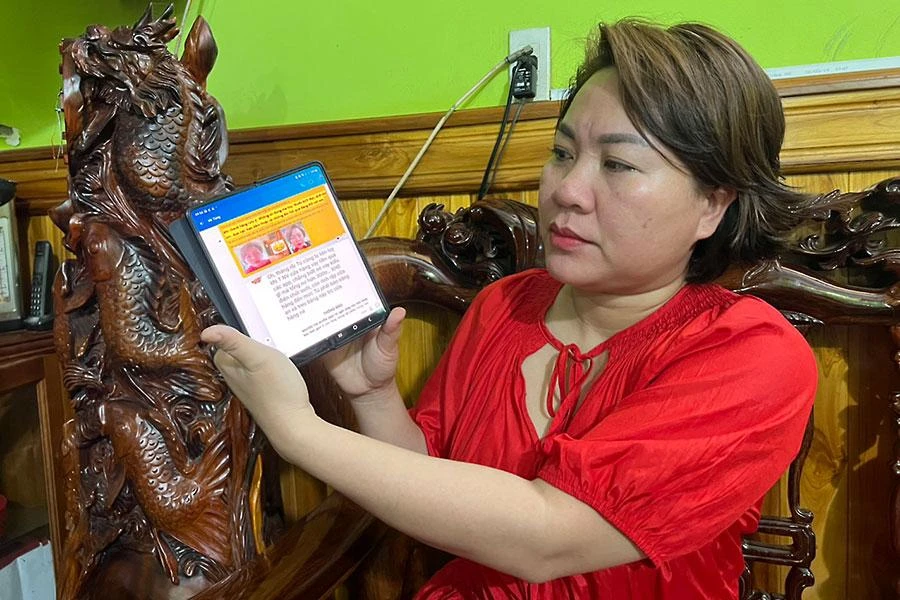 Chị Nguyễn Thu Hiền bức xúc vì bị đưa hình ảnh lên mạng với nội dung mua bán dâm. Ảnh: VÕ TÙNG