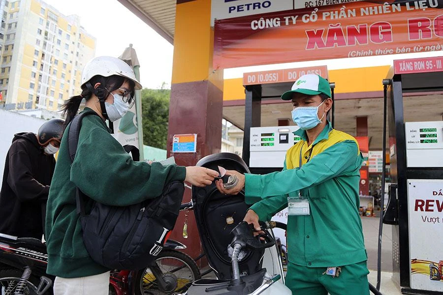 Nhiều cửa hàng xăng dầu cho biết gặp khó khăn vì chiết khấu thấp, cơ chế điều hành chưa hợp lý. Trong ảnh: Khách đang đổ xăng tại một cây xăng. Ảnh: HOÀNG GIANG