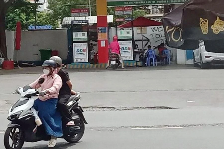 Một cửa hàng xăng dầu ở TP.HCM ngừng bán hàng cho người dân vào trưa 12-9. Ảnh: TÚ UYÊN