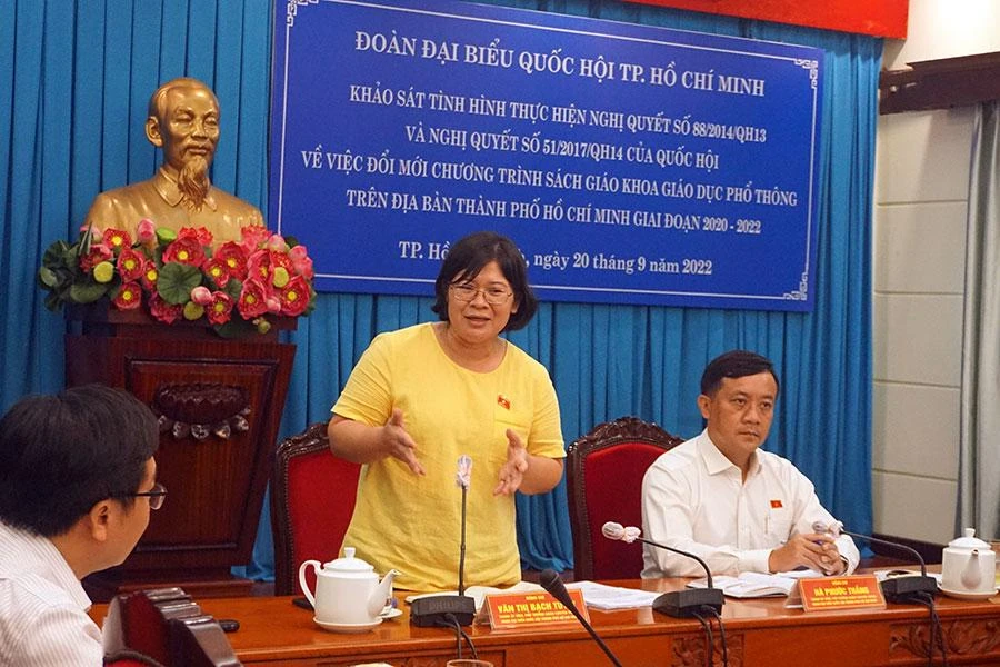 Bà Văn Thị Bạch Tuyết, Phó Trưởng đoàn chuyên trách Đoàn đại biểu Quốc hội TP.HCM, phát biểu tại buổi làm việc. Ảnh: NQ