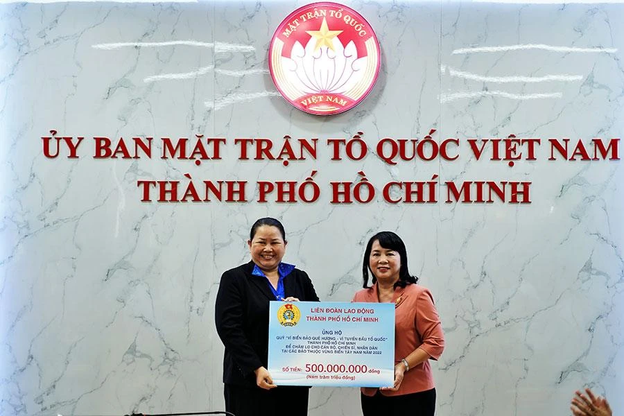 Bà Trần Kim Yến (phải), Chủ tịch Ủy ban MTTQ Việt Nam TP.HCM, trao bảng ủng hộ quỹ “Vì biển đảo quê hương - Vì tuyến đầu Tổ quốc”. Ảnh: BẢO PHƯƠNG